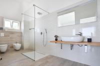 Kúpeľňa v ubytovaní 5 stars 2 bedrooms villa BLUE DREAM village Pisak Croatia