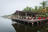 阿西尼Hotel Coucoue Lodge的水面上设有桌椅的码头