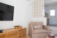 Televízia a/alebo spoločenská miestnosť v ubytovaní Villa Del Sol Mykonos