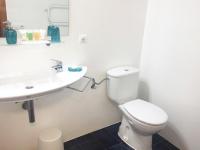 A bathroom at Apartamentos Albertos
