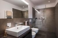 A bathroom at Vila Altonn