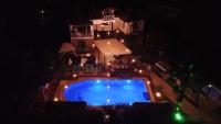 Una vista aérea de una piscina por la noche. en B&amp;B Boutique Hotel, en Dalyan