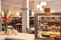 una panadería con una vitrina llena de pasteles y repostería en Steigenberger ICON Grandhotel & Spa Petersberg, en Königswinter