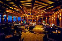 Un restaurante u otro lugar para comer en Coconuts Beach Club Resort and Spa