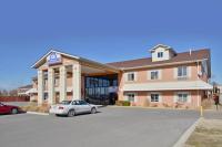 Un hotel con un coche aparcado delante. en America&#39;s Best Value Inn-Marion, en Marion