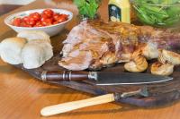 um pedaço de carne numa tábua de cortar com uma faca em Estancia La violeta em Chajarí