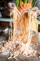 Uma pessoa está segurando uma pilha de macarrão. em Estancia La violeta em Chajarí