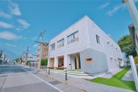 富士吉田市にあるホステル 1889の通り沿いにある白い建物