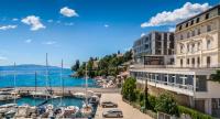 Una vista de un puerto deportivo con barcos en el agua. en Hotel Istra - Liburnia, en Opatija