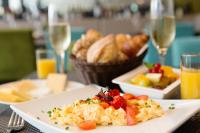 un plato de comida en una mesa con copas de vino en Vienna House by Wyndham Ernst Leitz Wetzlar, en Wetzlar