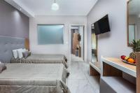 Televízia a/alebo spoločenská miestnosť v ubytovaní Anna Hotel