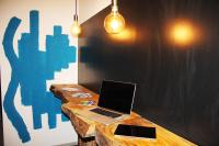 A television and/or entertainment centre at Urban Pop 2 BnB