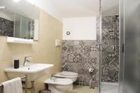 A bathroom at Urban Pop 2 BnB