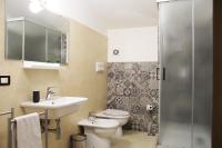 A bathroom at Urban Pop 2 BnB