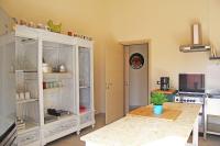 A television and/or entertainment centre at Urban Pop 2 BnB