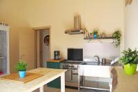 A television and/or entertainment centre at Urban Pop 2 BnB