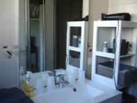 a bathroom with a sink and a mirror at Studio Centre Ville Office De Tourisme in Bayonne