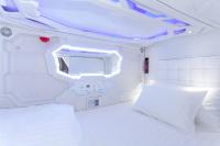 Postel nebo postele na pokoji v ubytování Avagard Capsule Hotel - Suvarnabhumi Airport