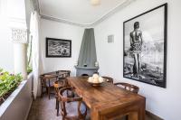 ein Esszimmer mit einem Holztisch und Stühlen in der Unterkunft Riad Villa Harmonie in Marrakesch