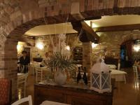 Un comedor con una mesa con un jarrón de flores. en Ferrari, en Goro