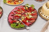 Radvaň nad DunajomにあるMlyn Penzion & Wellnessの肉野菜皿