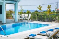 Bazén v ubytování Seirios Luxury Villa nebo v jeho okolí