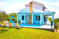 Bazén v ubytování Seirios Luxury Villa nebo v jeho okolí