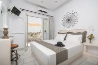 Postel nebo postele na pokoji v ubytování Naxos Dream Oniro Studios - Adults Only