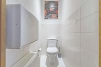 A bathroom at La maison du Boulodrome
