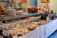 une ligne de buffet avec des assiettes et des bols de nourriture dans l'établissement Delight Deluxe Aparts, à Antalya