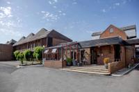 ヘメル・ヘムステッドにあるThe Watermill Hotel, Sure Hotel Collection by Best Westernの駐車場に店舗がある古いレンガ造りの建物