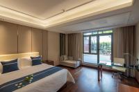 Postel nebo postele na pokoji v ubytování Yushan Town Tianji Cloud Business Hotel