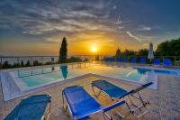 Bazén v ubytování Panoramic Sunset nebo v jeho okolí