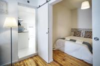 Postel nebo postele na pokoji v ubytování Alfama Historical Apartment 3 BR Duplex