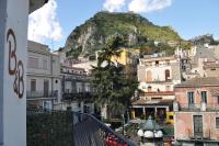Una vista de una ciudad con una montaña al fondo. en B&B Porta del Re, en Taormina