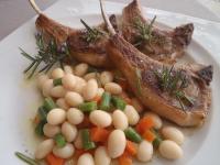 Le Continental في كانكال: صحن من الطعام به لحم وفول وخضروات