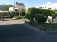 a street with a fence and a bench in front of a house at Cosy&#39;s Sable in Larmor-Plage