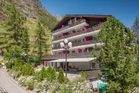 ein Gebäude mit Balkon auf einem Berg in der Unterkunft Arca Aparthotel &amp; Spa in Zermatt