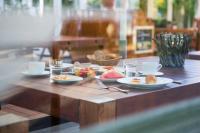 ein Holztisch mit Tellern voller Essen darauf in der Unterkunft Hotel IV Jahreszeiten Kühlungsborn in Kühlungsborn