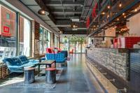 A seating area at MEININGER Milano Lambrate