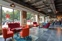 A seating area at MEININGER Milano Lambrate