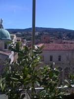 a view of a city with a tree in the foreground at L&#39;Auberge Espagnole - Bed &amp; Breakfast in Apt