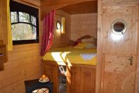 a bedroom with a bed in a log cabin at La Maison de l&#39;Omignon in Vermand