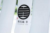 寛ぎの諏訪の湯宿　萃sui‐諏訪湖に飾ってある許可証、賞状、看板またはその他の書類
