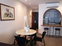 A seating area at URH Ciutat de Mataró