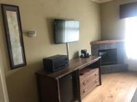 Zimmer mit einem TV auf einem Schreibtisch und einem Kamin in der Unterkunft The Appy Lodge in Gatlinburg