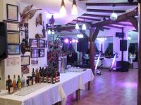 una stanza con un tavolo con bottiglie di vino di Pensiunea Casa Zmeilor a Drăguş