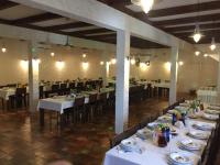 een eetkamer met witte tafels en stoelen bij Folwark Na Półwyspie in Nowe Worowo