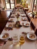 een lange tafel met borden met eten erop bij Folwark Na Półwyspie in Nowe Worowo