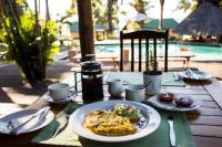 uma mesa de madeira com um prato de comida sobre ela em Nabana Lodge em Hazyview
